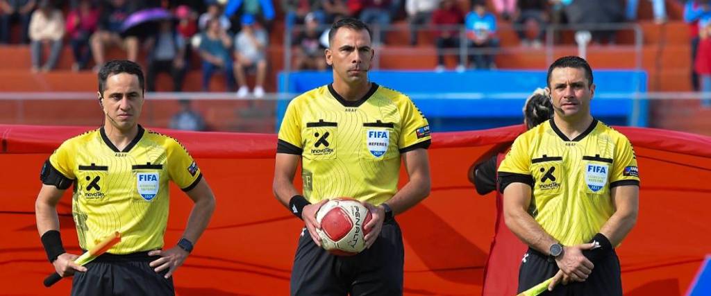 La terna chilena, encabezada por el árbitro Juan Lara, tuvo una nota alta tras dirigir la primera final del torneo Apertura.