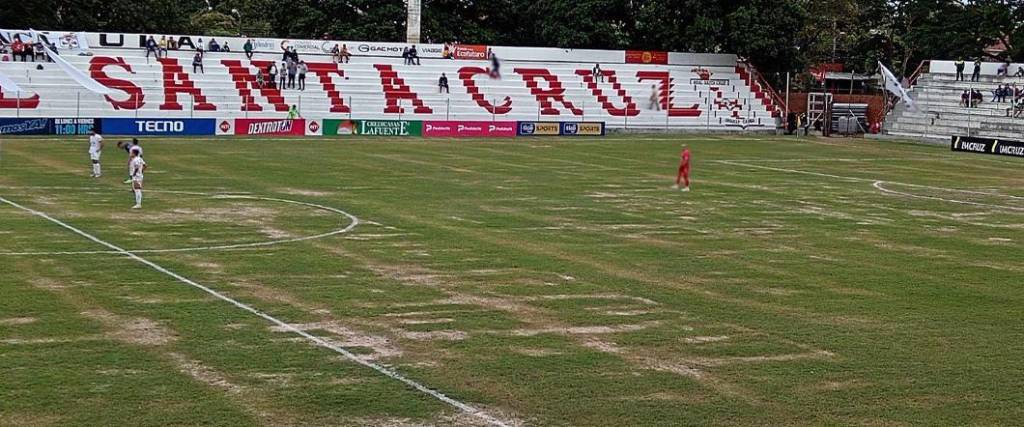 El mal estado de la cancha del estadio de Real Santa Cruz fue