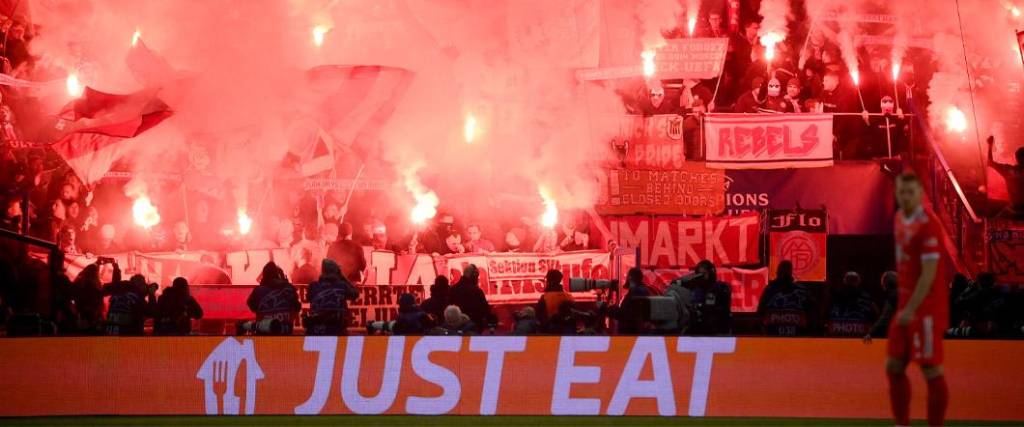 Los hinchas del Bayern Múnich lanzaron bengalas durante los partidos de la Champions League.