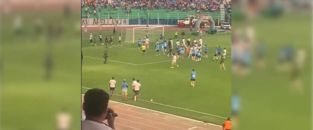 Socios de Blooming atacaron a uno de Oriente tras una provocación hacia la hinchada celeste.