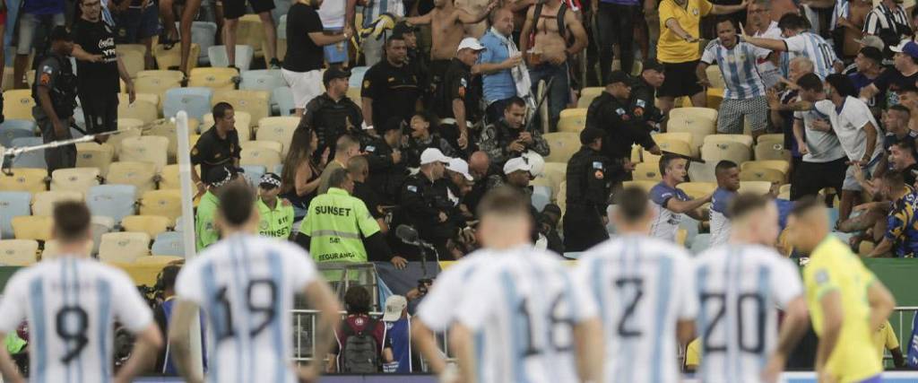 Los hinchas argentinos fueron agredidos por la Policía brasileña en las tribunas del estadio Maracaná.