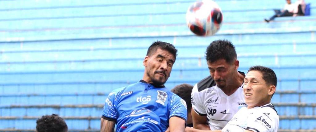 El argentino Luna (azul) anotó el tanto del empate para rescatar un punto para el equipo cochabambino.