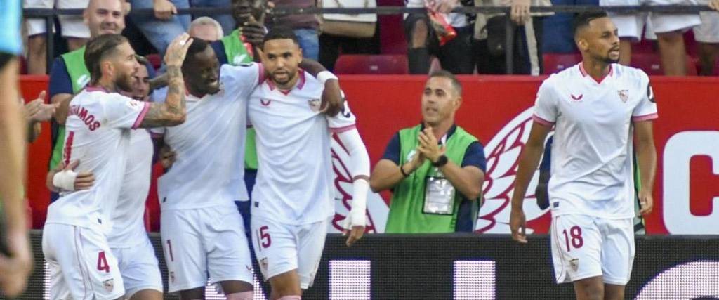 Los jugadores del Sevilla celebran el tanto conseguido para la sufrida victoria ante Las Palmas.