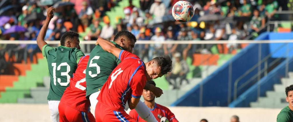 Jusino (5) buscó de cabeza llegar al tanto del empate, pero su intento quedó en nada.