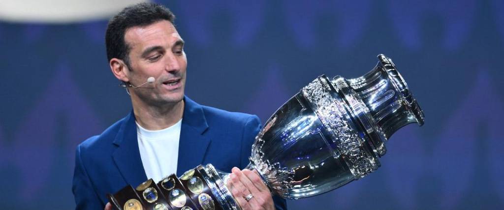 El seleccionador argentino, Lionel Scaloni, fue el encargado de presentar el nuevo diseño del trofeo de la Copa