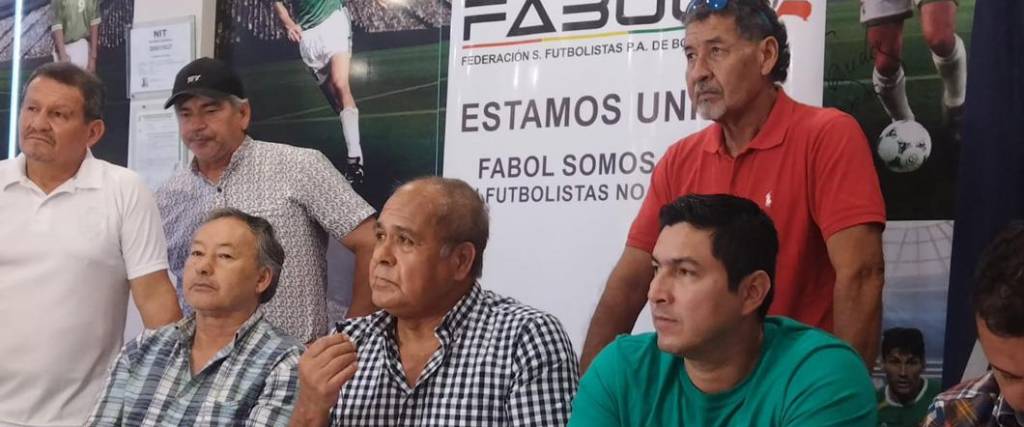 Erwin Romero (centro) fue el encargado de dar a conocer las posibles acciones que tomarán ante la FBF.