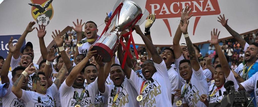 Los jugadores de San Antonio celebraron la obtención del torneo Apertura con su gente en Entre Ríos.
