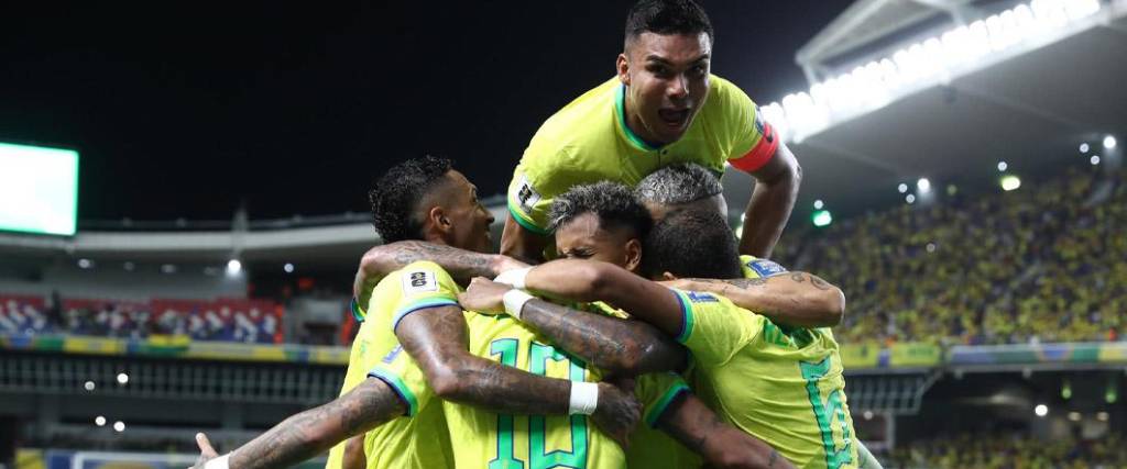 Los jugadores brasileños terminaron celebrando la victoria ante Bolivia por cinco goles.