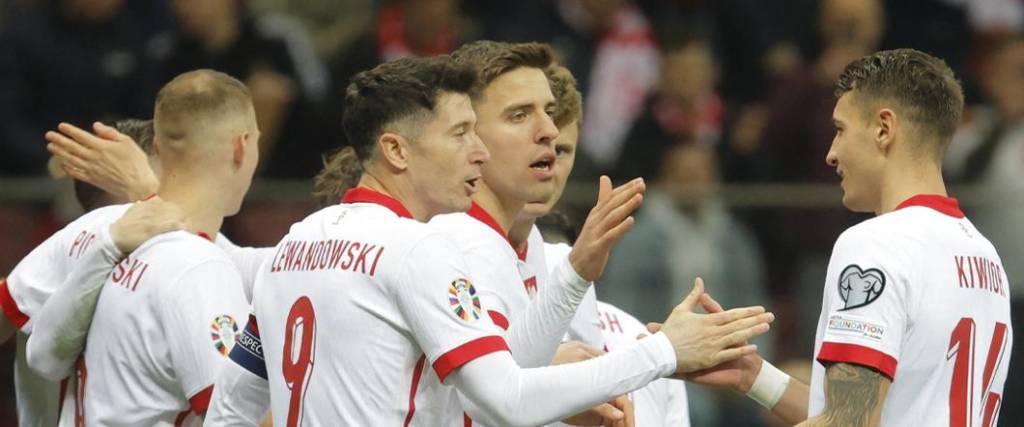 El delantero polaco colaboró en la victoria de su selecció ante Estonia, en la repesca para la Eurocopa.