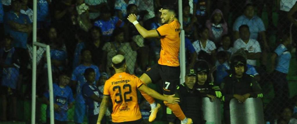 Amoroso anotó de penal el segundo tanto de Royal Pari para la victoria ante la academia.