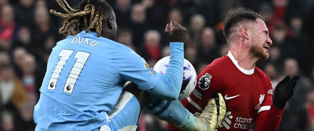 El duelo entre los dos mejores equipos de la Premier League terminó igualado 1-1 en el estadio de Anfield.