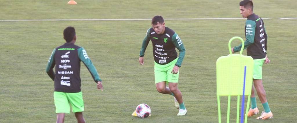 José Sagredo (centro) es uno de los jugadores que sería titular en el onceno titular de la Verde.