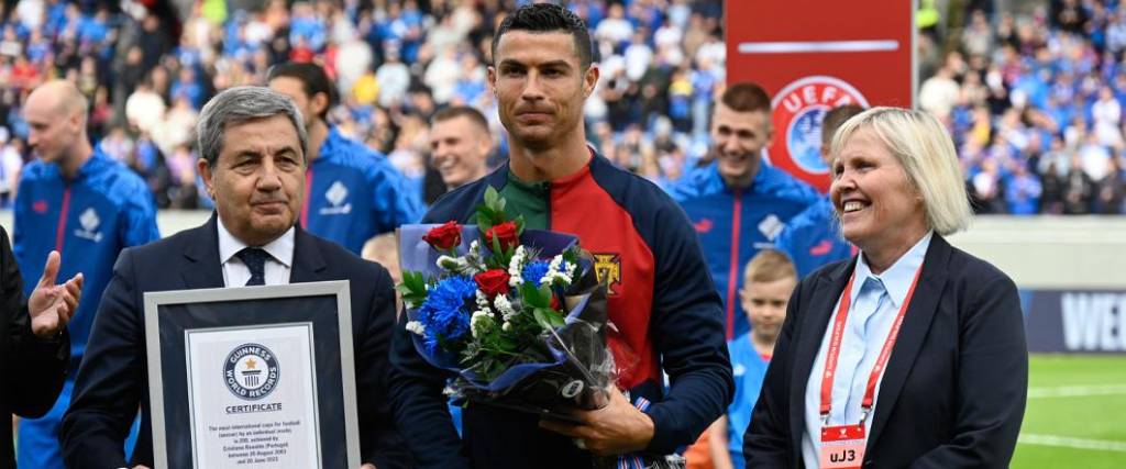 El astro portugués recibió un reconocimiento especial antes del compromiso ante Islandia.