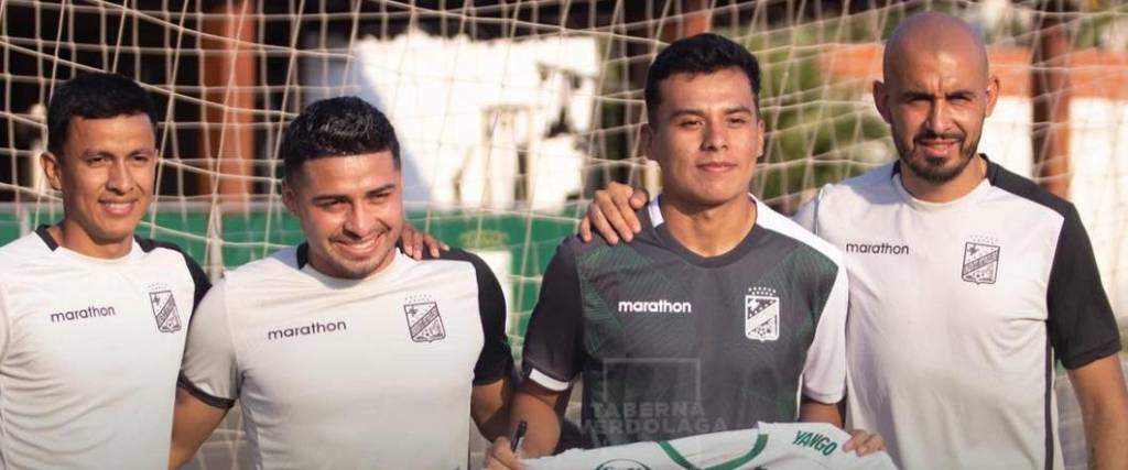 El joven jugador de las inferiores de Oriente se tomó una foto con los jugadores del primer plantel.