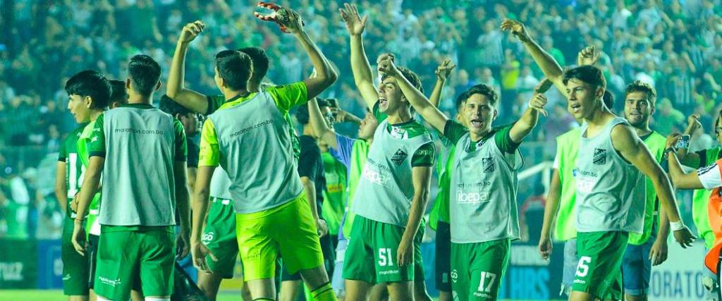 Los jugadores de Oriente se desahogaron tras la victoria ante Vaca Díez, el lunes en el estadio Tahuichi.