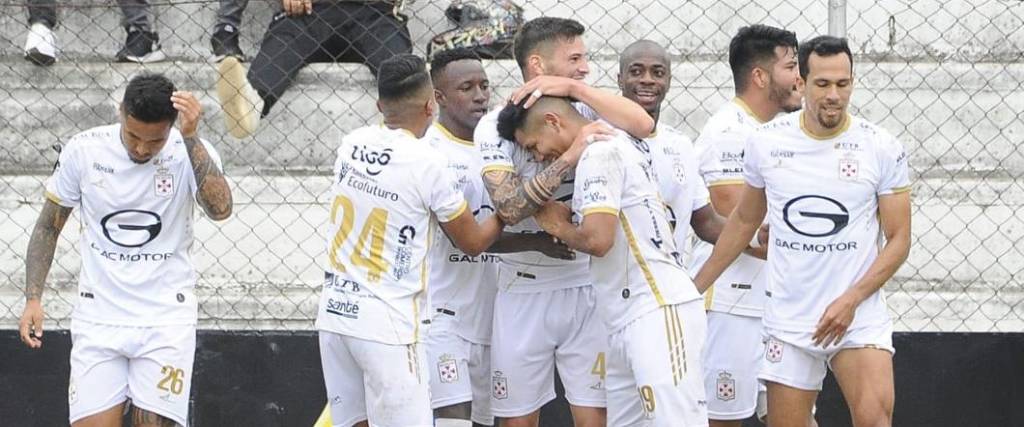 Los jugadores del cuadro albo celebraron un triunfo después de más de un mes sin victorias.