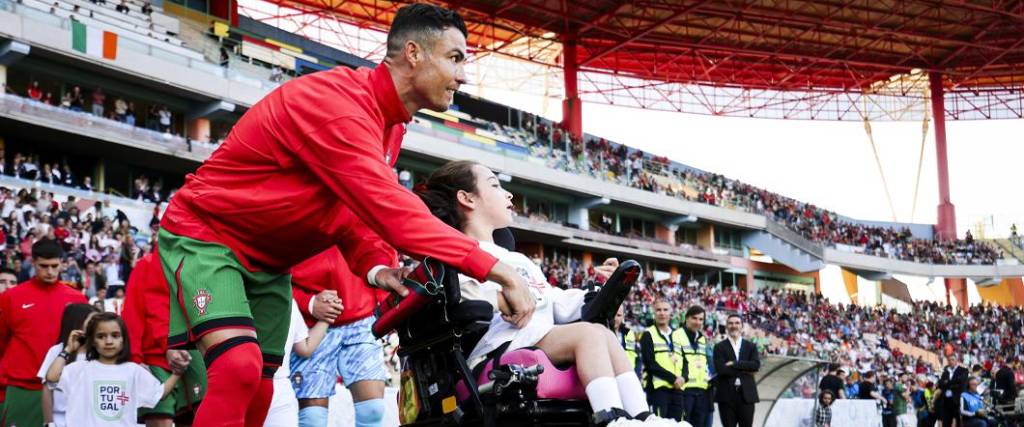 El delantero portugués tuvo un bonito gesto con una niña con discapacidad y su acción se hizo viral en rrss.