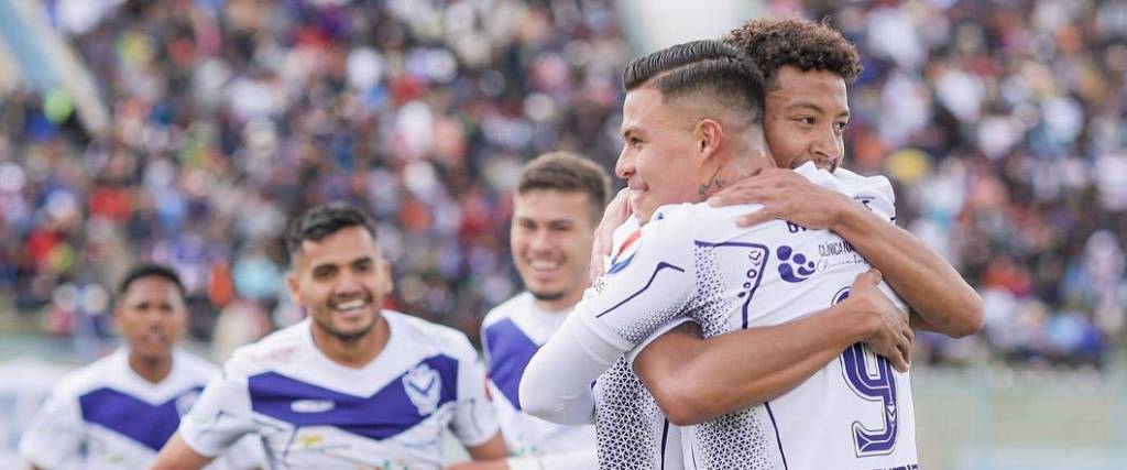 Los jugadores del conjunto orureño celebraron el pase a la final tras vencer a Torre Fuerte en Santa Cruz.