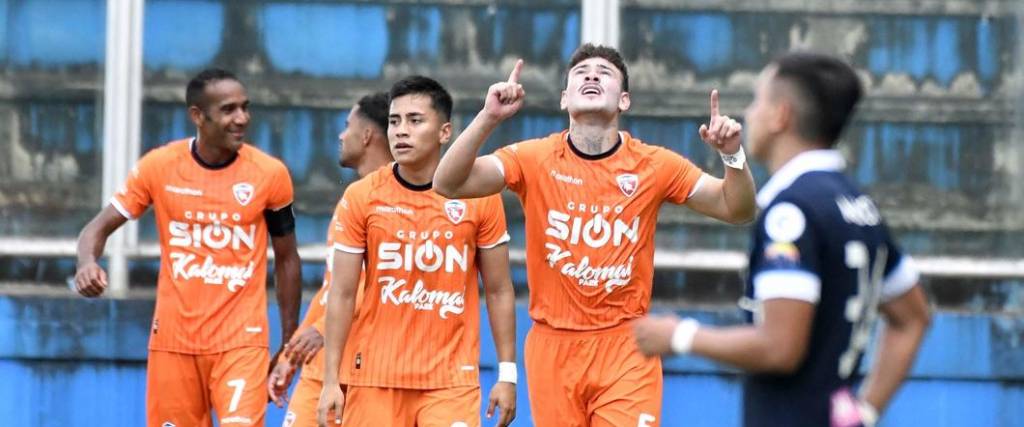 El defensor Crecencio anotó su primer gol como profesional en la victoria de Royal Pari ante San Antonio.