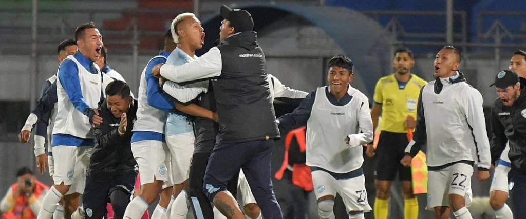 El delantero colombiano anotó dos tantos para vencer a Bolívar en el estadio Félix Capriles.