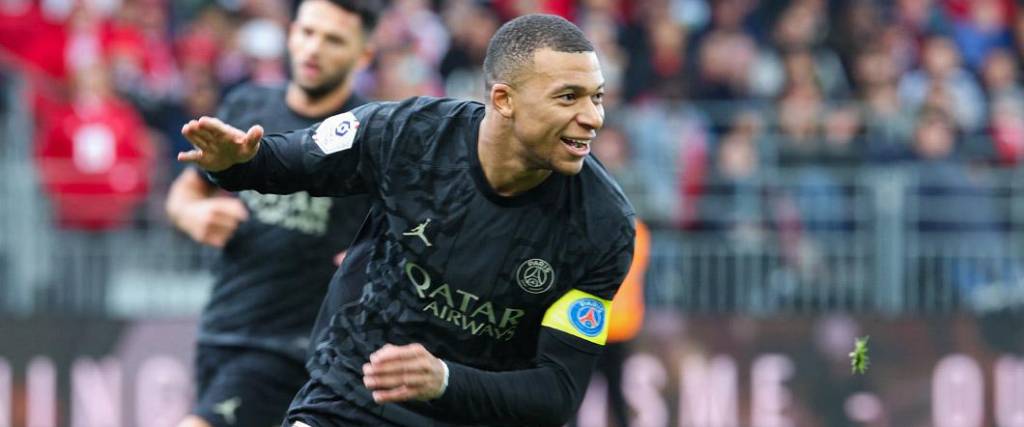 El delantero Kylian Mbappé anotó dos goles en el conjunto parisino en la victoria fuera de casa.