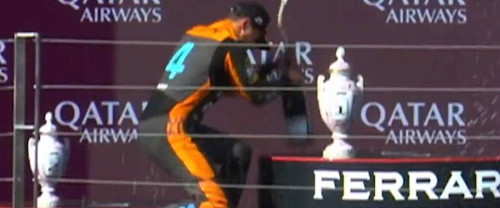 El piloto británico rompió accidentalmente el trofeo de ganador de Verstappen en plena celebración.