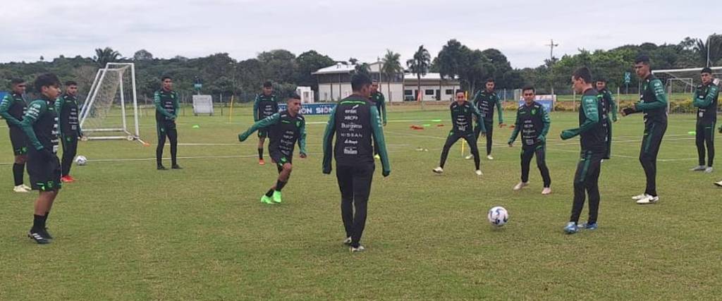 La selección boliviana realizó su primera práctica con miras al duelo amistoso contra México, en Chicago.