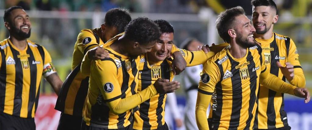Los jugadores del Tigre celebraron la victoria conseguida en La Paz, que les dio el pase a octavos de final.