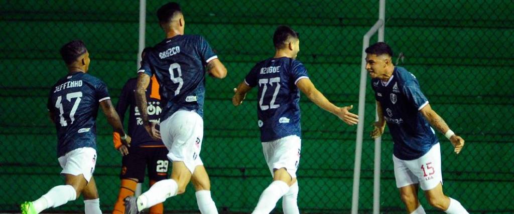 Los jugadores celebraron un nuevo triunfo gracias a los goles de Orellana y de Azogue.