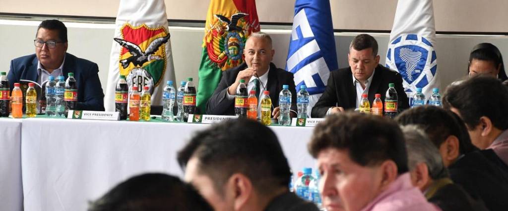 Fernando Costa, presidente de la FBF, enseñó su plan de estructuración para el fútbol boliviano.