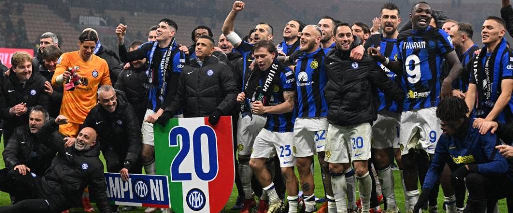 Los jugadores del conjunto ‘neroazzurro’ se impuso por 1-2 al Milan para coronarse campeón en Italia.