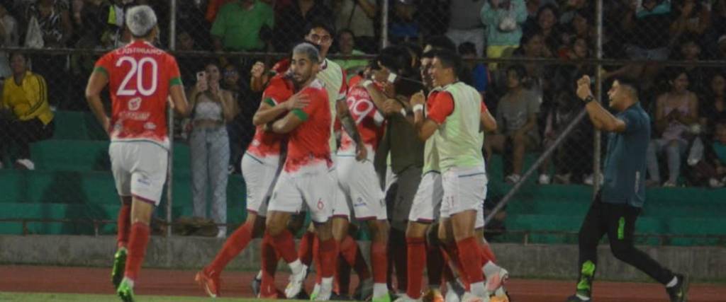 Los jugadores del cuadro tarijeño celebraron el primer triunfo oficial ante el Tigre en la División Profesional.