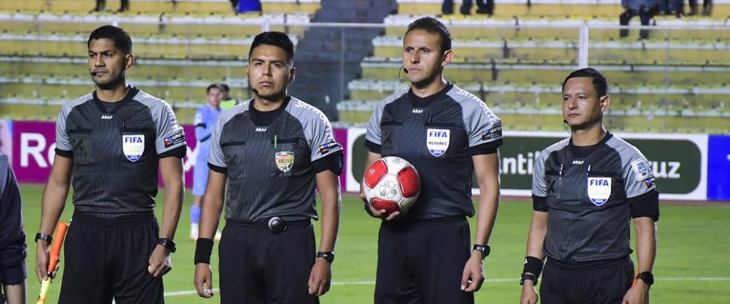 El orureño Gery Vargas (con el balón) participó de la reunión de los árbitros y la directiva de la FBF.