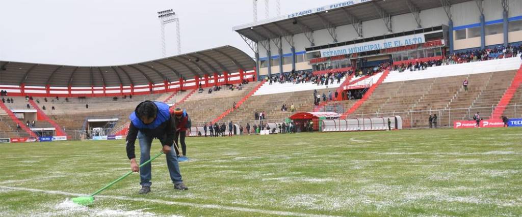 Una fuerte luvia con granizo obligó a retrasar el inicio del partido en el estadio de Villa Ingenio.