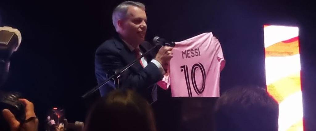 El representante de la Embajada de EEUU lució la camiseta del argentino Lionel Messi.