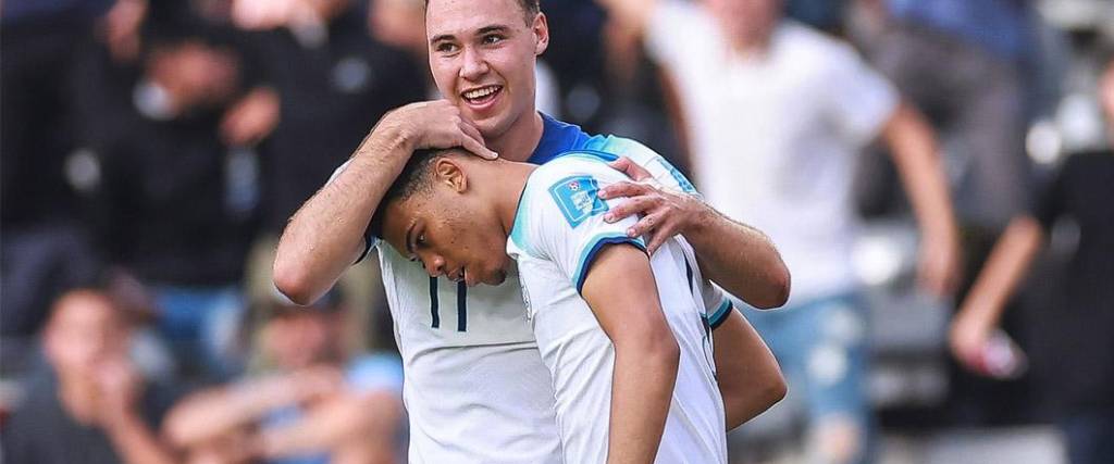 El equipo inglés se impuso a Uruguay en un partido emocionante para asegurar su boleto a octavos de final.