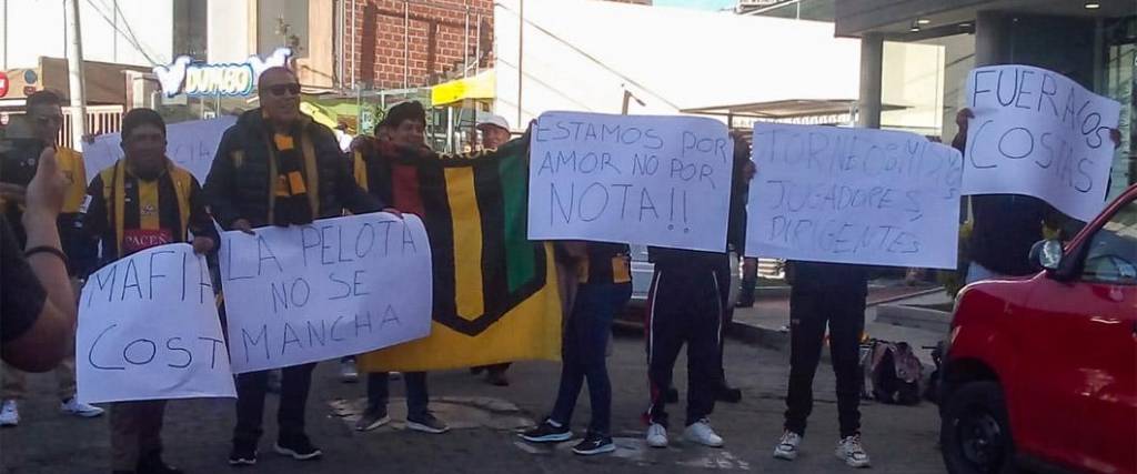 Hinchas del Tigre se hizo presente en oficinas de la FBF para protestar contra la anulación del torneo.