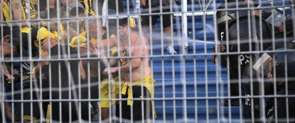 Los hinchas de Peñarol fueron controlados con gases lacrimógenos por parte de la Policía de Argentina.