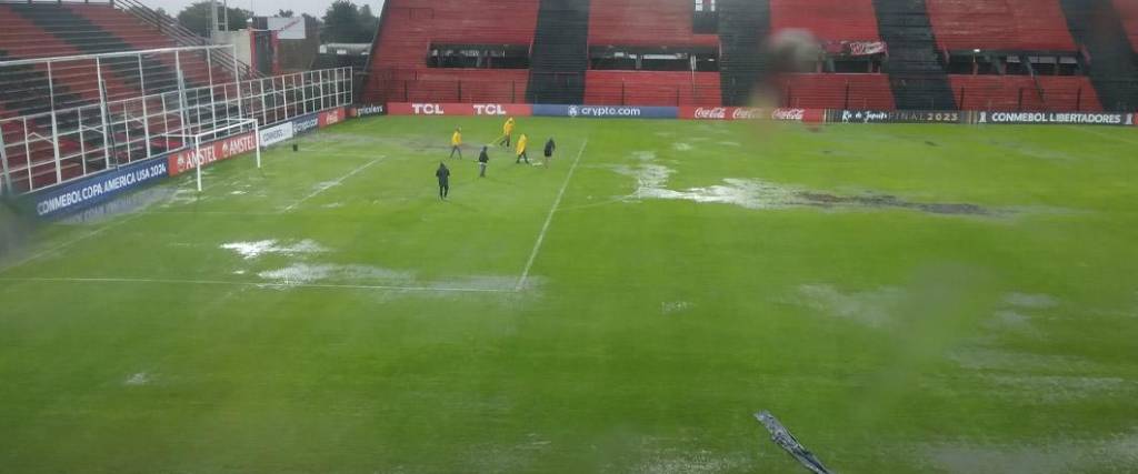 El árbitro del partido tuvo que postergar el compromiso debido a las fuertes lluvias en la ciudad de Paraná.