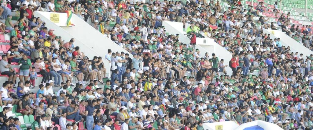 Cientos de personas llegaron hasta el estadio Tahuichi para ver el entrenamiento de la Verde, este domingo.