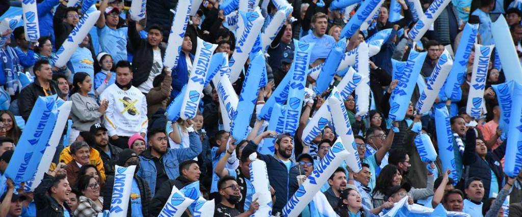 Los hinchas de Bolívar abarrotaron la curva norte del Hernando Siles. Varios hinchas no pudieron ingresar.