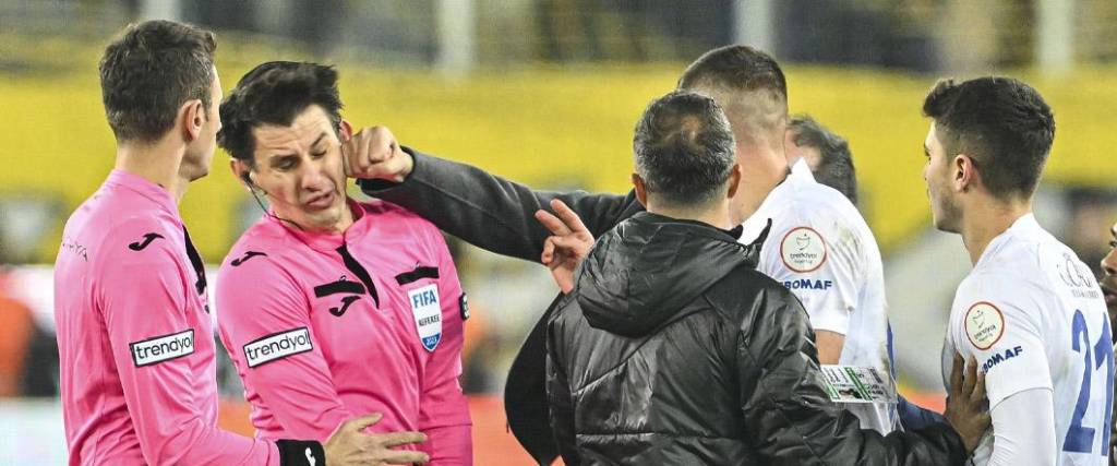 El árbitro Halil Umut Meler fue agredido por el presidente del Ankaragücü, que renunció tras el altercado.