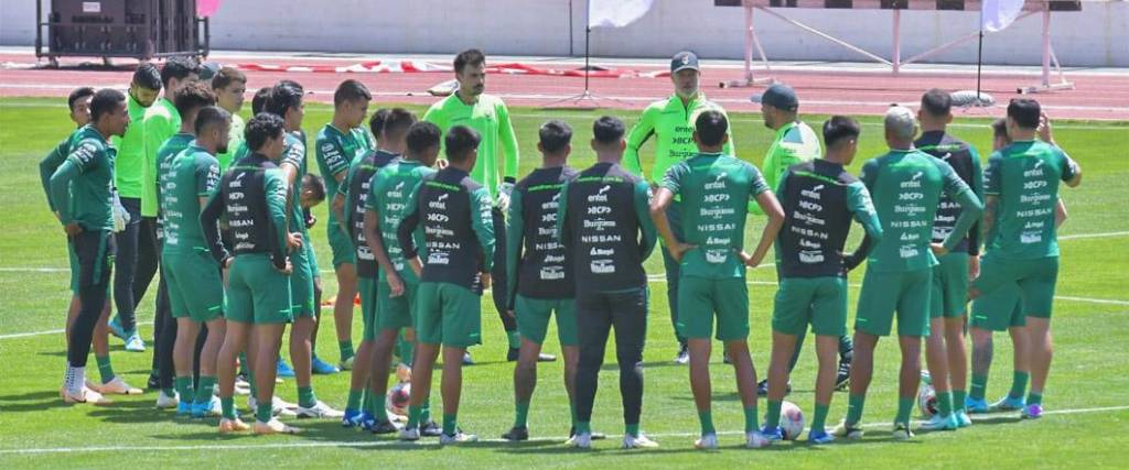 La selección boliviana trabajó con equipo completo tras la incorporación del defensor Roberto Fernández.