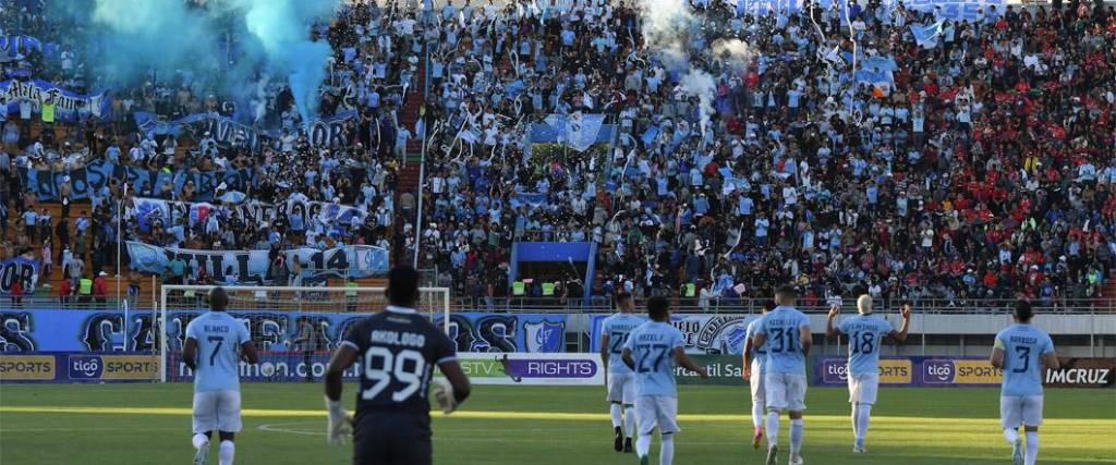 Foto de la hinchada de Aurora (referencia). El balompié nacional podría quedar parado.