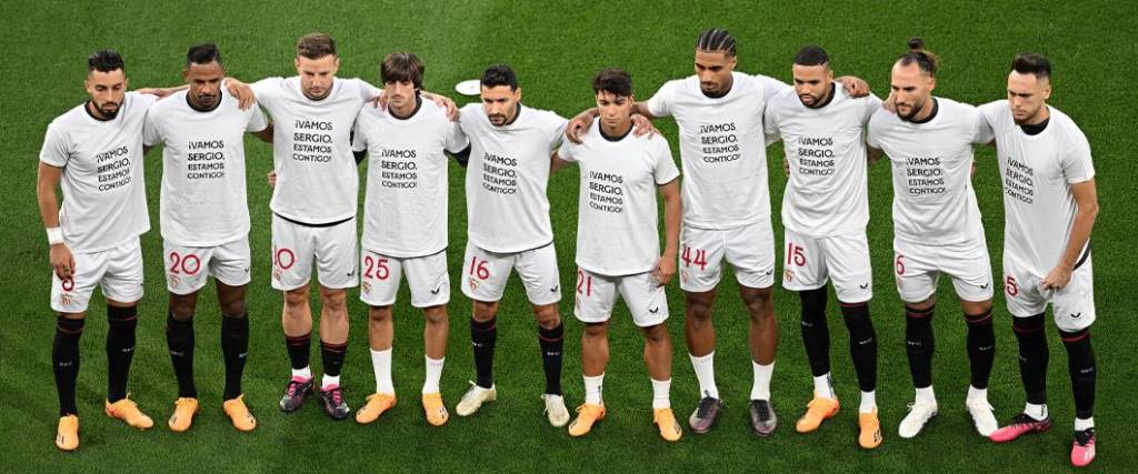 Los jugadores del Sevilla, titulares ante la Roma, le dedicaron un mensaje de apoyo a su excompañero.