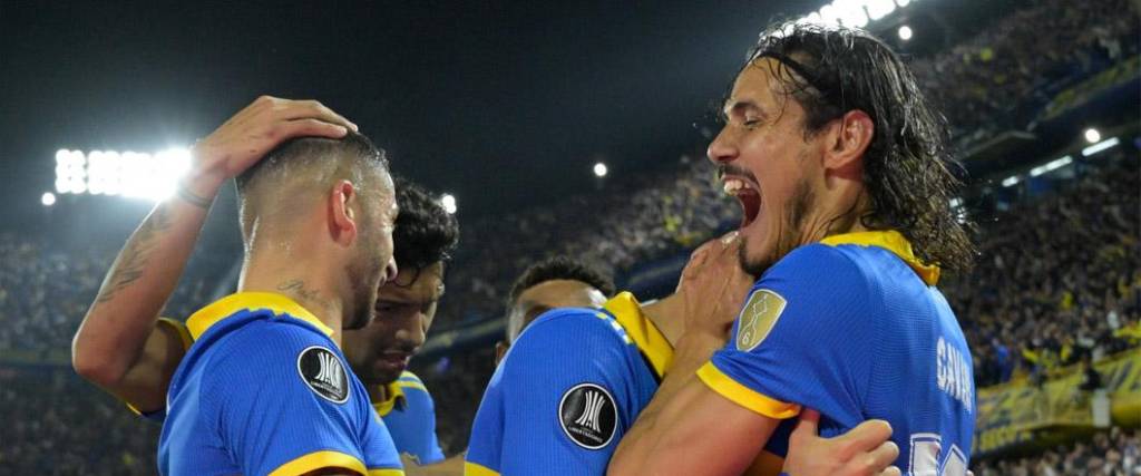 Los jugadores xeneizes celebraron la clasificación tras superar a un duro Nacional en los penales.