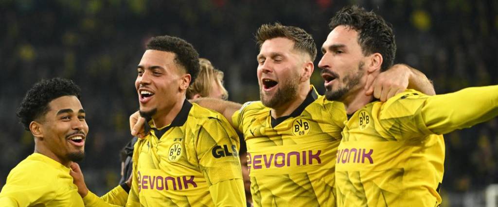 Los jugadores del Dortmund celebraron la victoria y clasificación a la siguiente ronda de la Champions.