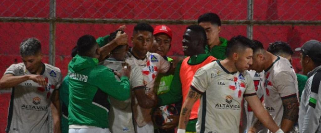 Los jugadores del cuadro tarijeño festejaron el tanto del triunfo tras un duro partido con Gran Mamoré.