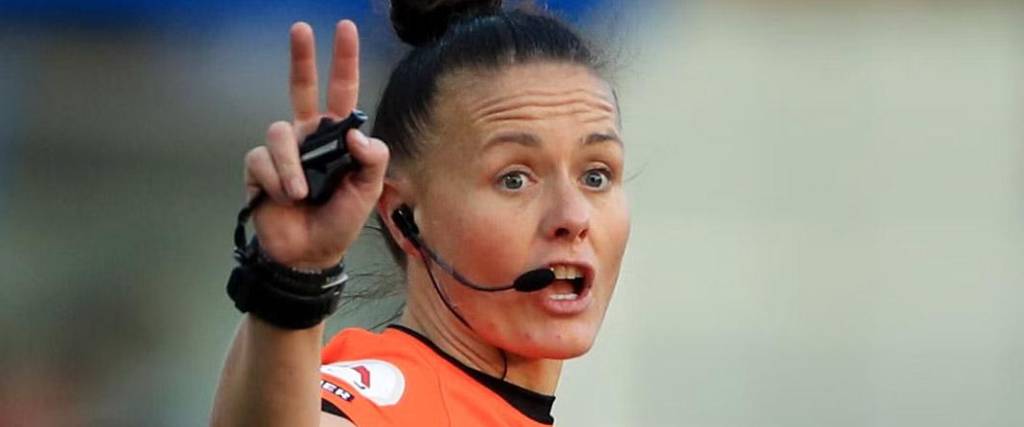 La árbitra, de 40 años, hará historia en Inglaterra al ser la primera mujer en dirigir un partido de Premier League.