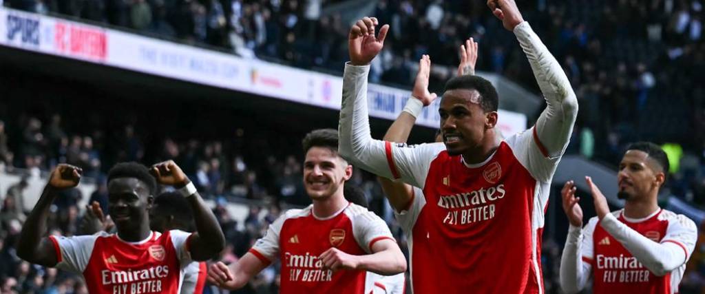 Los jugadores del Arsenal se quedaron con el derbi de Londres y estos celebraron con sus hinchas.